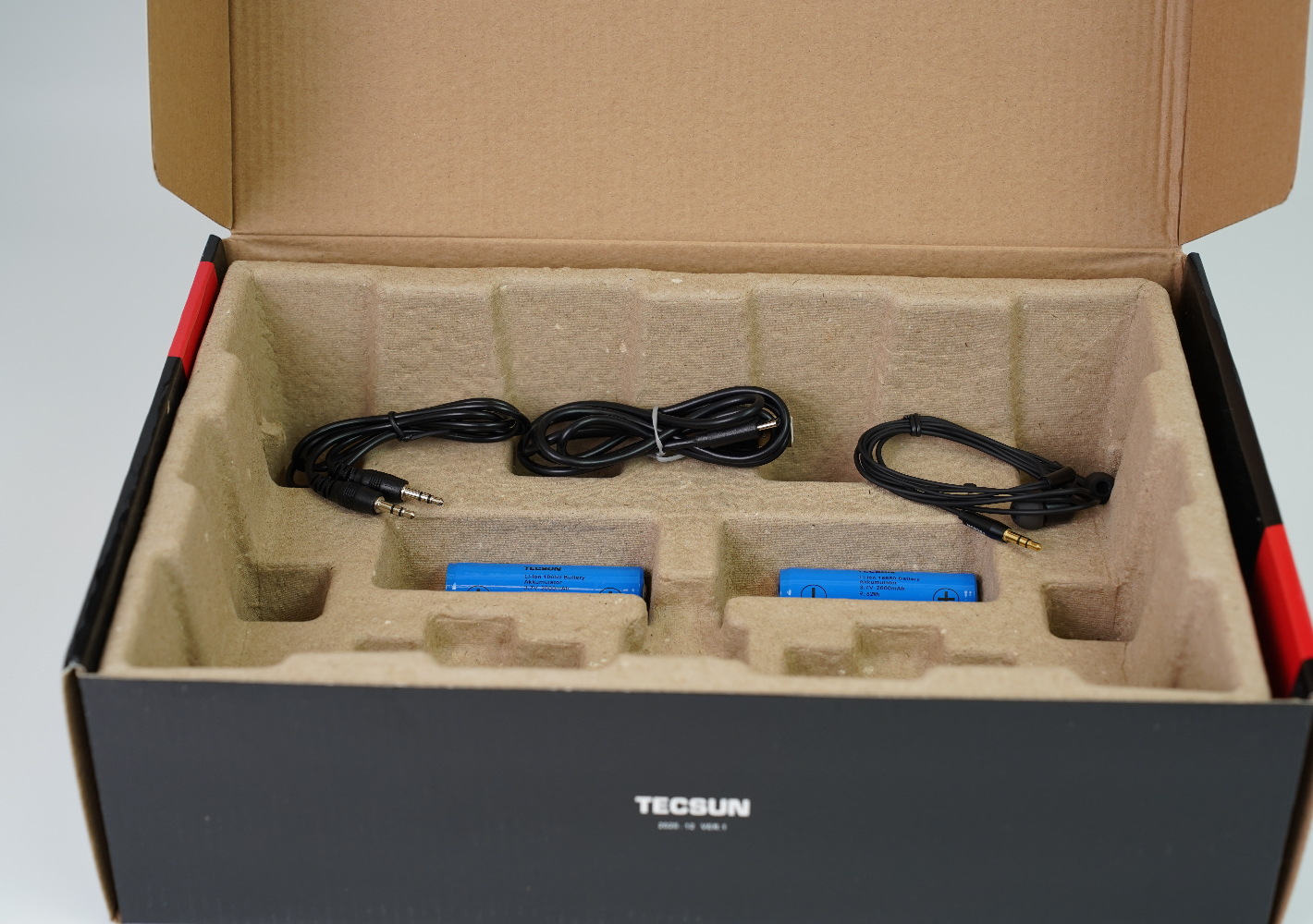 Внутренняя часть фирменной упаковки с комплектаций всеволнового радиоприёмника Tecsun H-501x